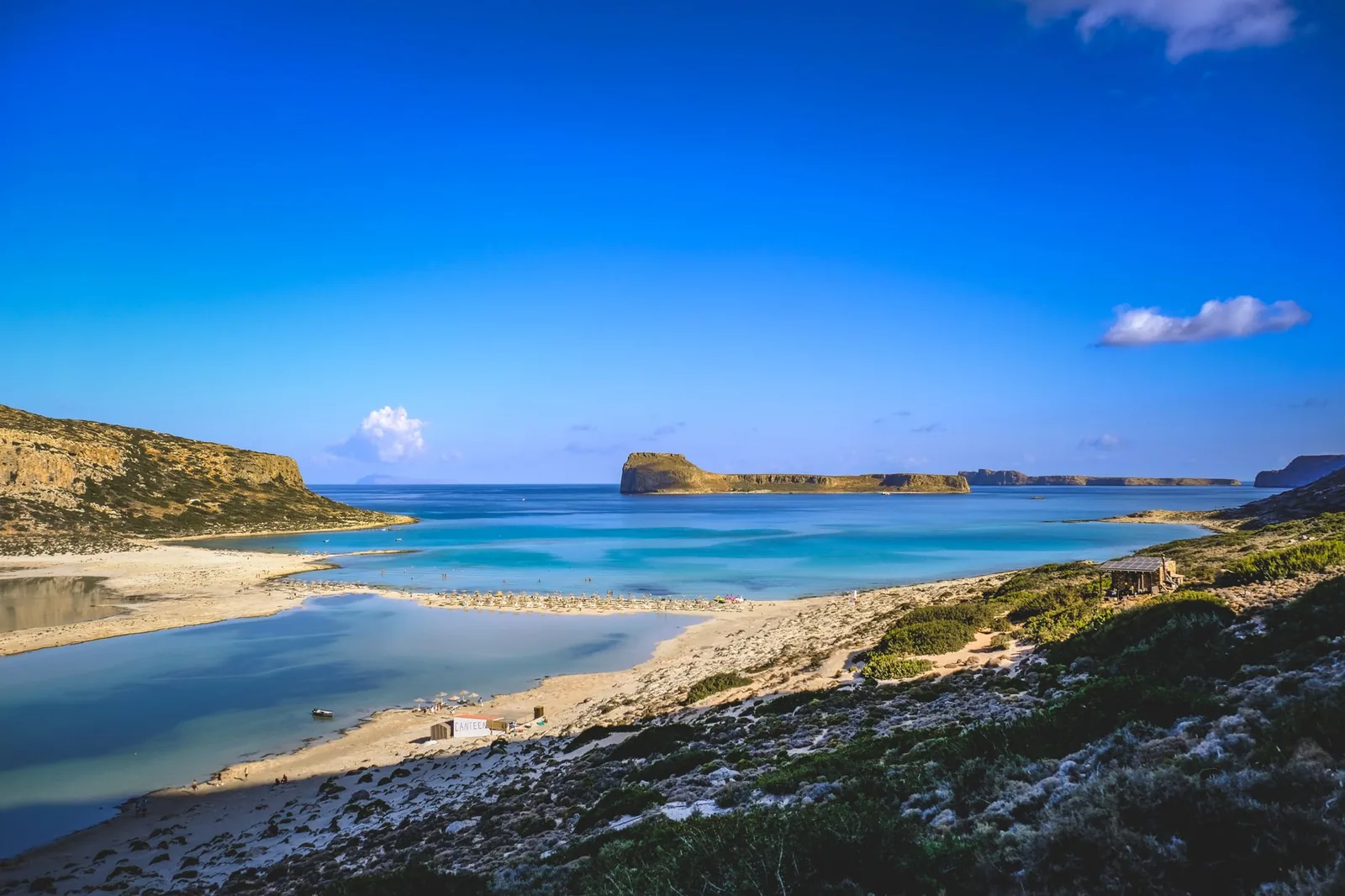 Vue plongeante sur le lagon de Balos en Crète, avec ses eaux turquoise peu profondes, sa langue de sable blanc et la presqu'île de Gramvoussa en arrière-plan