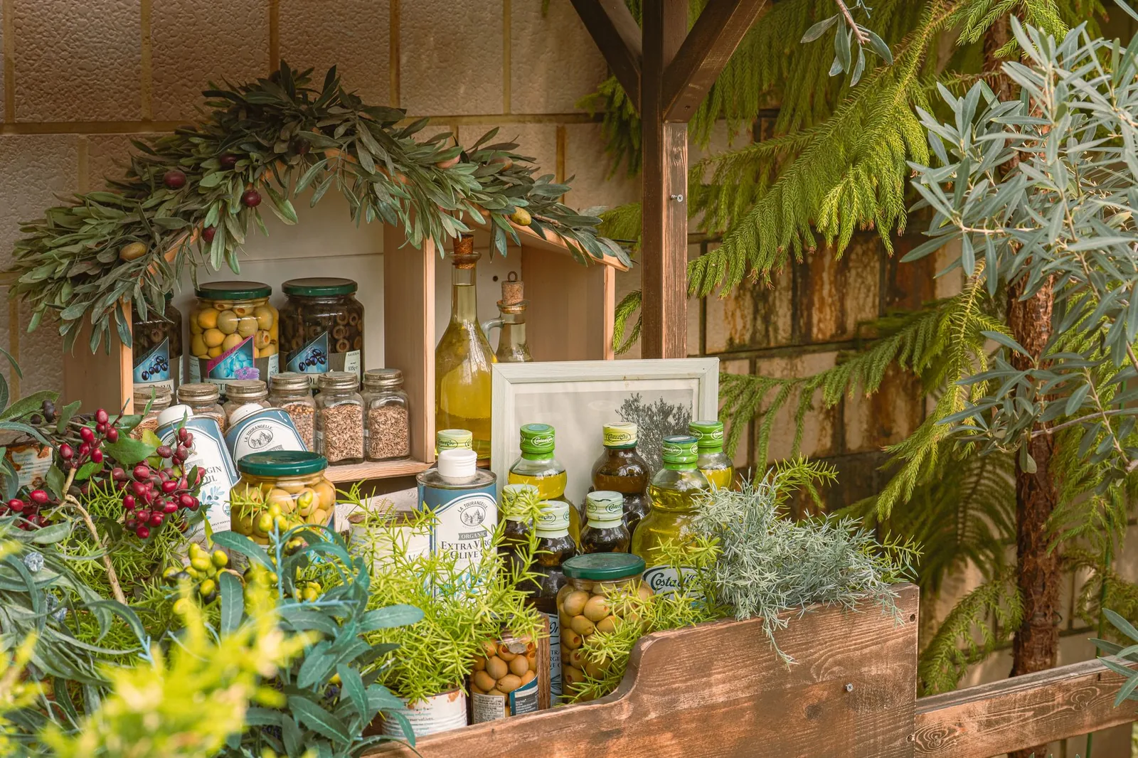 L'intérieur du marché couvert cruciforme de La Canée avec ses étals de produits crétois, fromages, herbes et miel, sous la charpente de fer