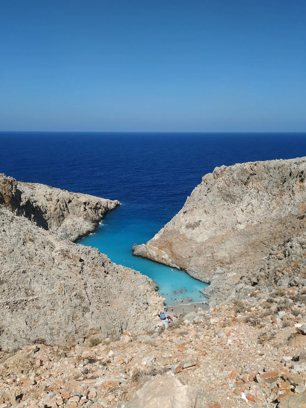 La crique de Seitan Limania sur la presqu'île d'Akrotiri en Crète, étroite bande de sable entre des falaises blanches plongeant dans une eau turquoise intense