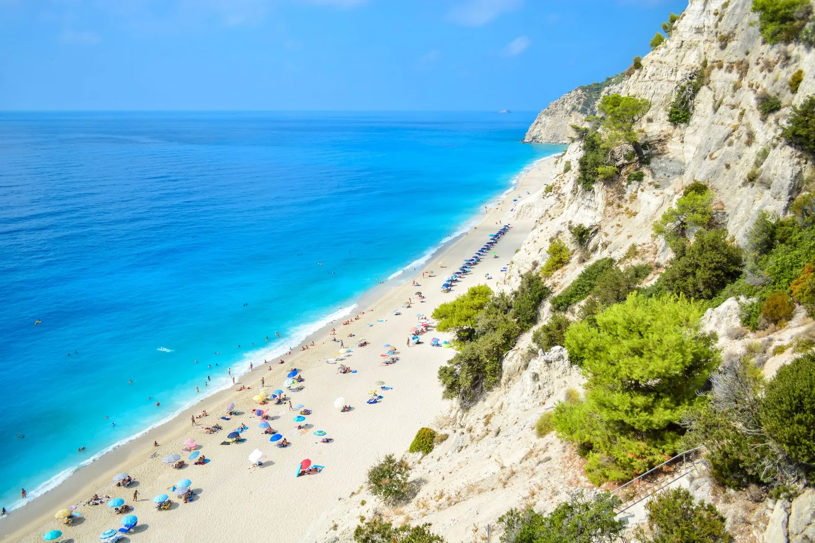 Le long ruban de galets blancs de la plage d'Egremni au pied de sa paroi calcaire, sur la côte ouest de Lefkada
