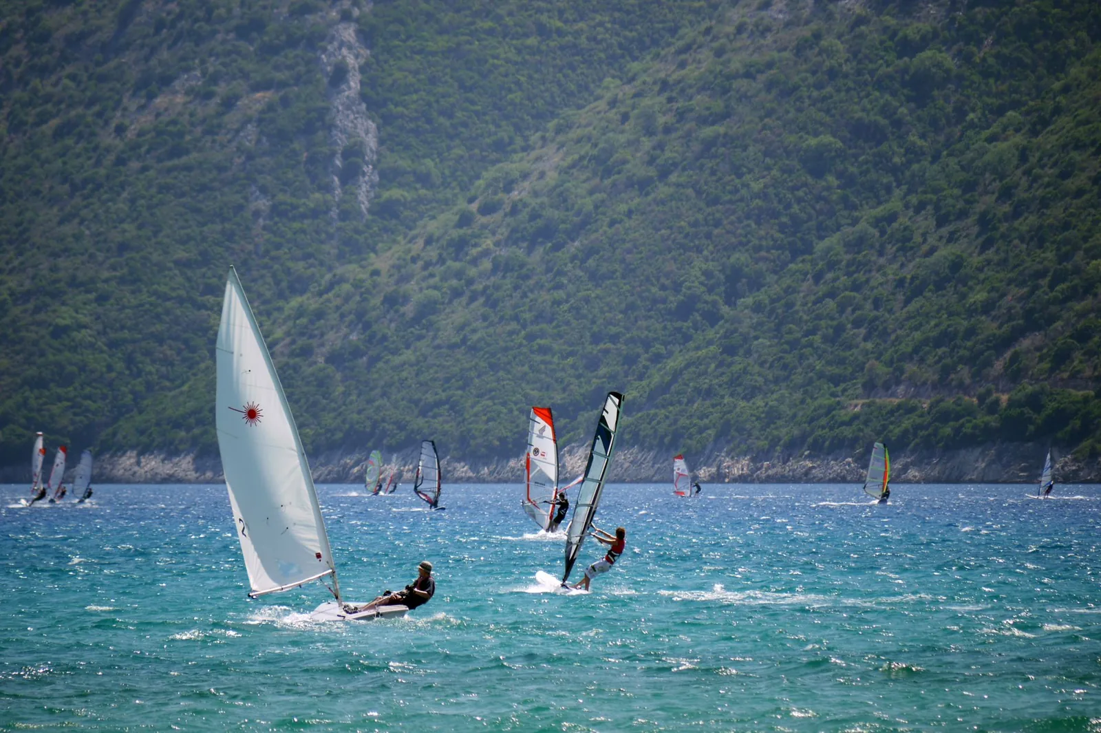 Des planches à voile aux voiles colorées sur la baie de Vassiliki, spot de vent du sud de Lefkada
