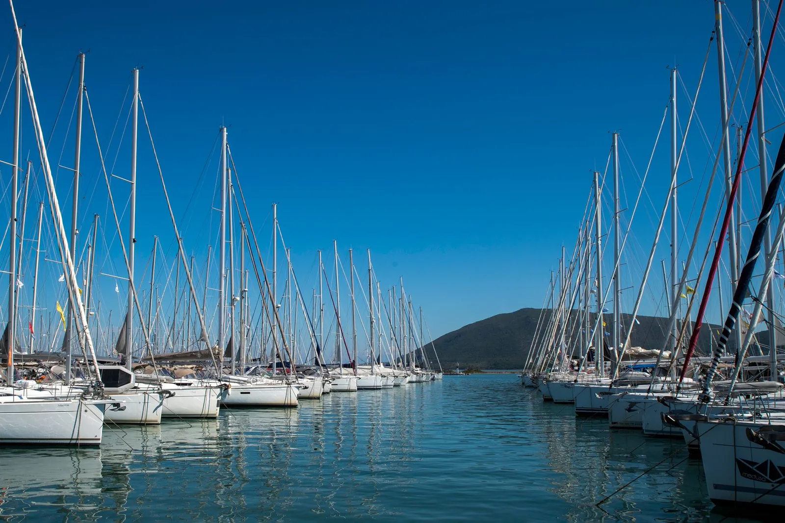 Les voiliers alignés dans la marina de Lefkada ville, au nord de l'île, face à la lagune