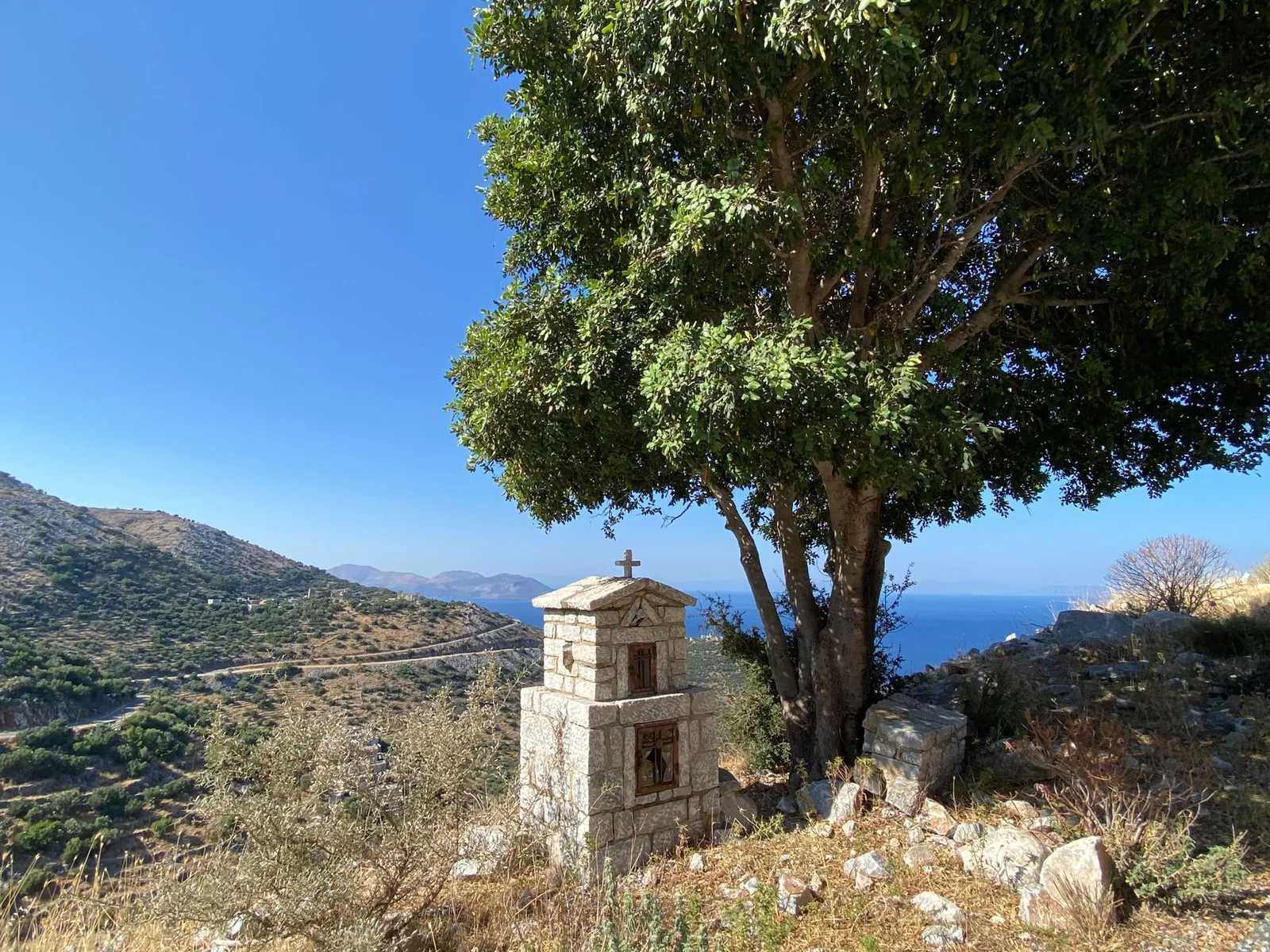 Petit oratoire de pierre au bord d'une route du Magne, sous un caroubier, dominant la mer et les collines arides