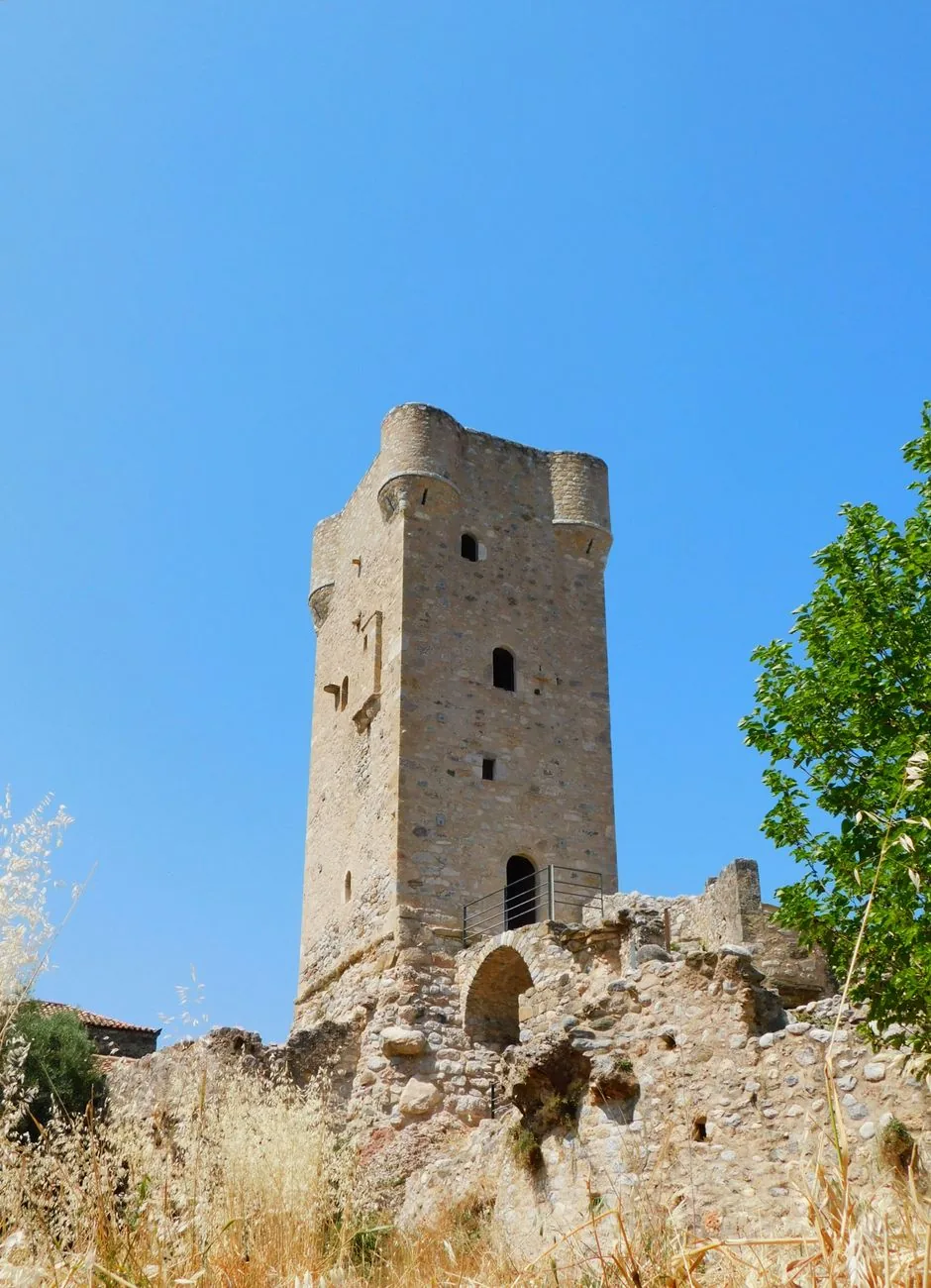 Tour fortifiée en pierre du Magne, dans le Péloponnèse, avec ses échauguettes d'angle et ses meurtrières