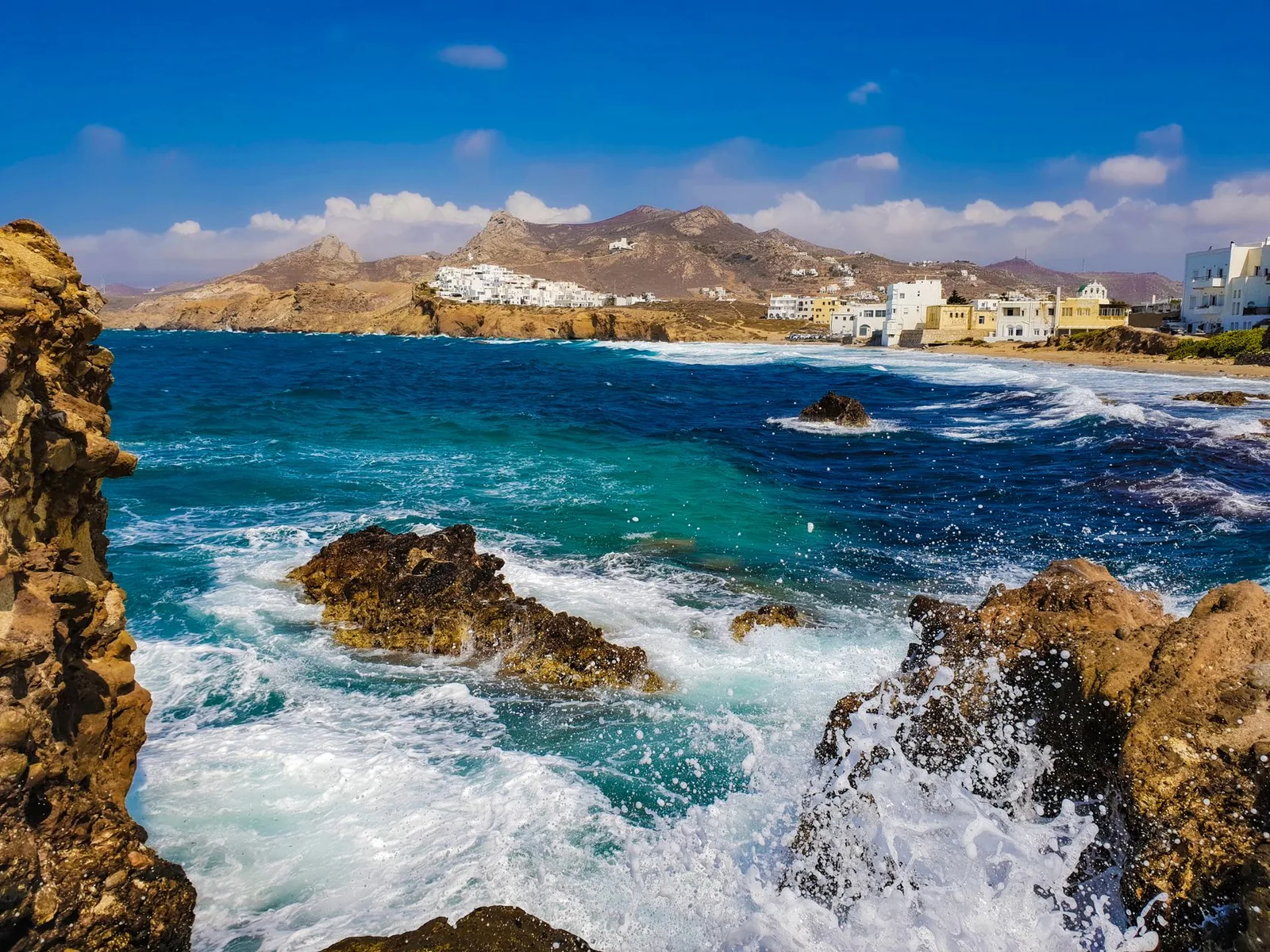 Vagues et écume soulevées par le meltemi devant la chora de Naxos, dans les Cyclades