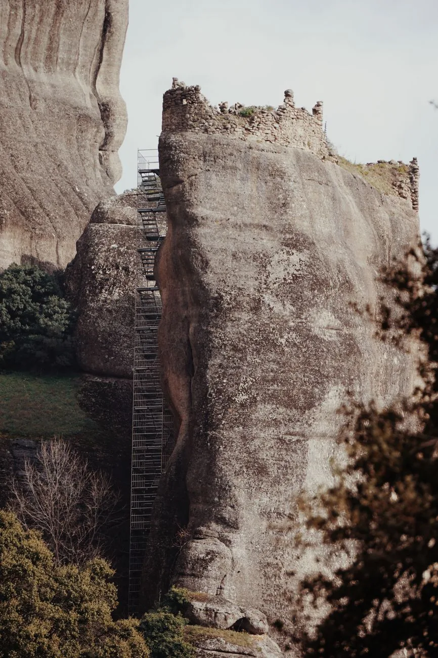 Escalier métallique accroché à la paroi menant aux ruines d'un ancien ermitage, aux Météores