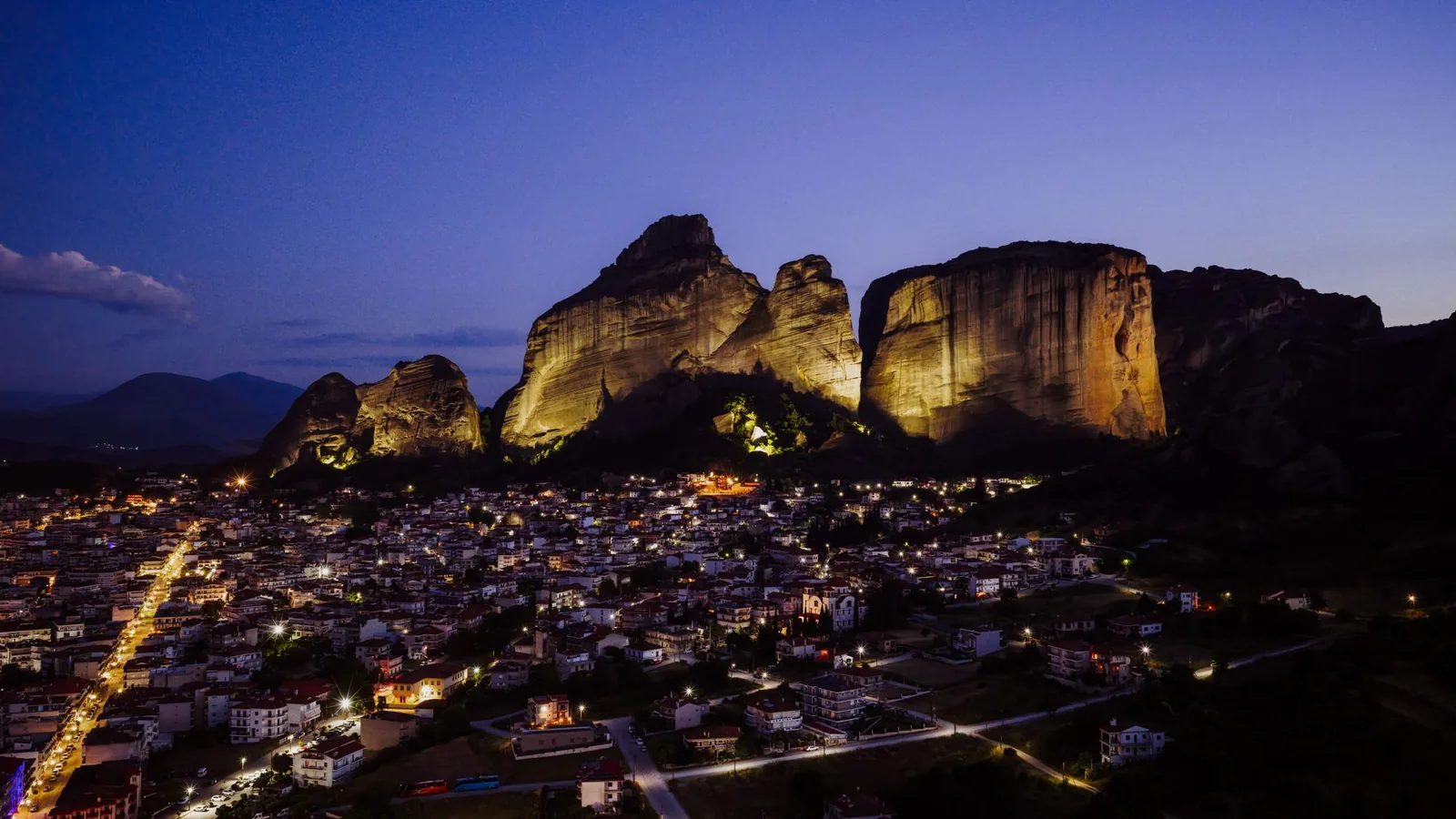 La ville de Kalambaka illuminée la nuit au pied des rochers éclairés des Météores, en Thessalie