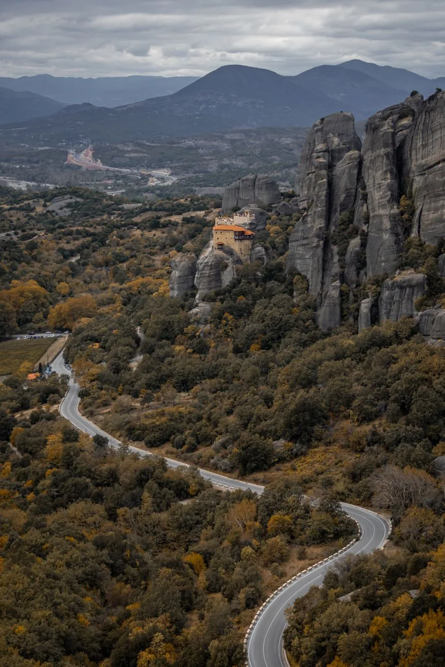 Le petit monastère d'Agios Nikolaos Anapafsas et son toit de tuiles orange, au bord de la route panoramique des Météores