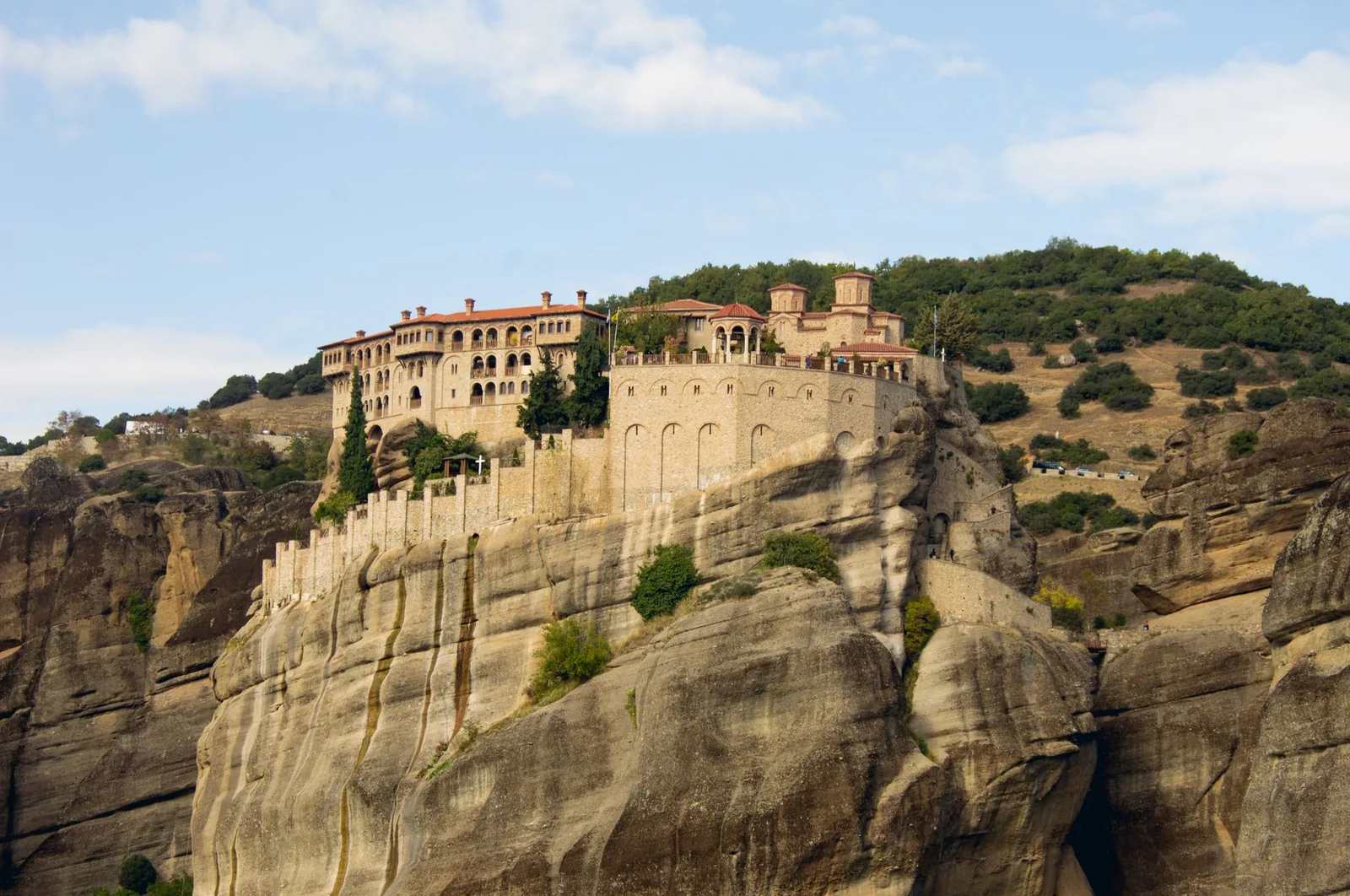 Le monastère de Varlaam et son mur crénelé posés sur un rocher des Météores, en Thessalie