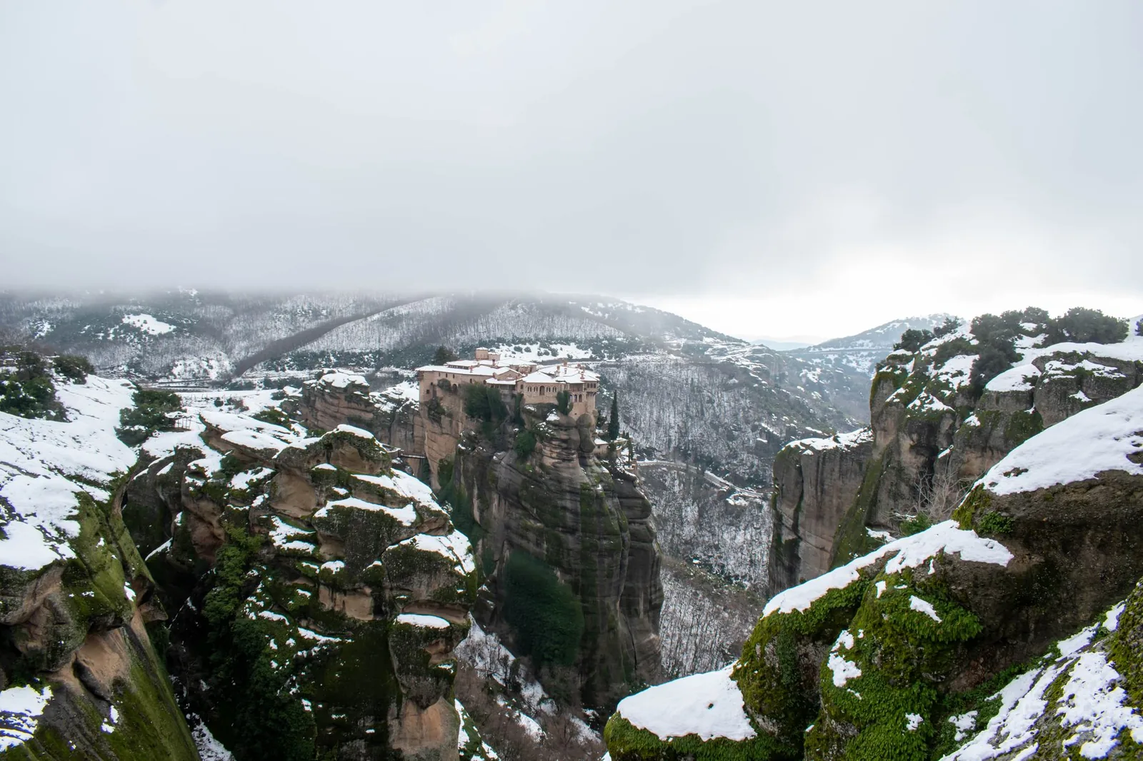 Le monastère de Varlaam et les rochers des Météores sous la neige, en hiver