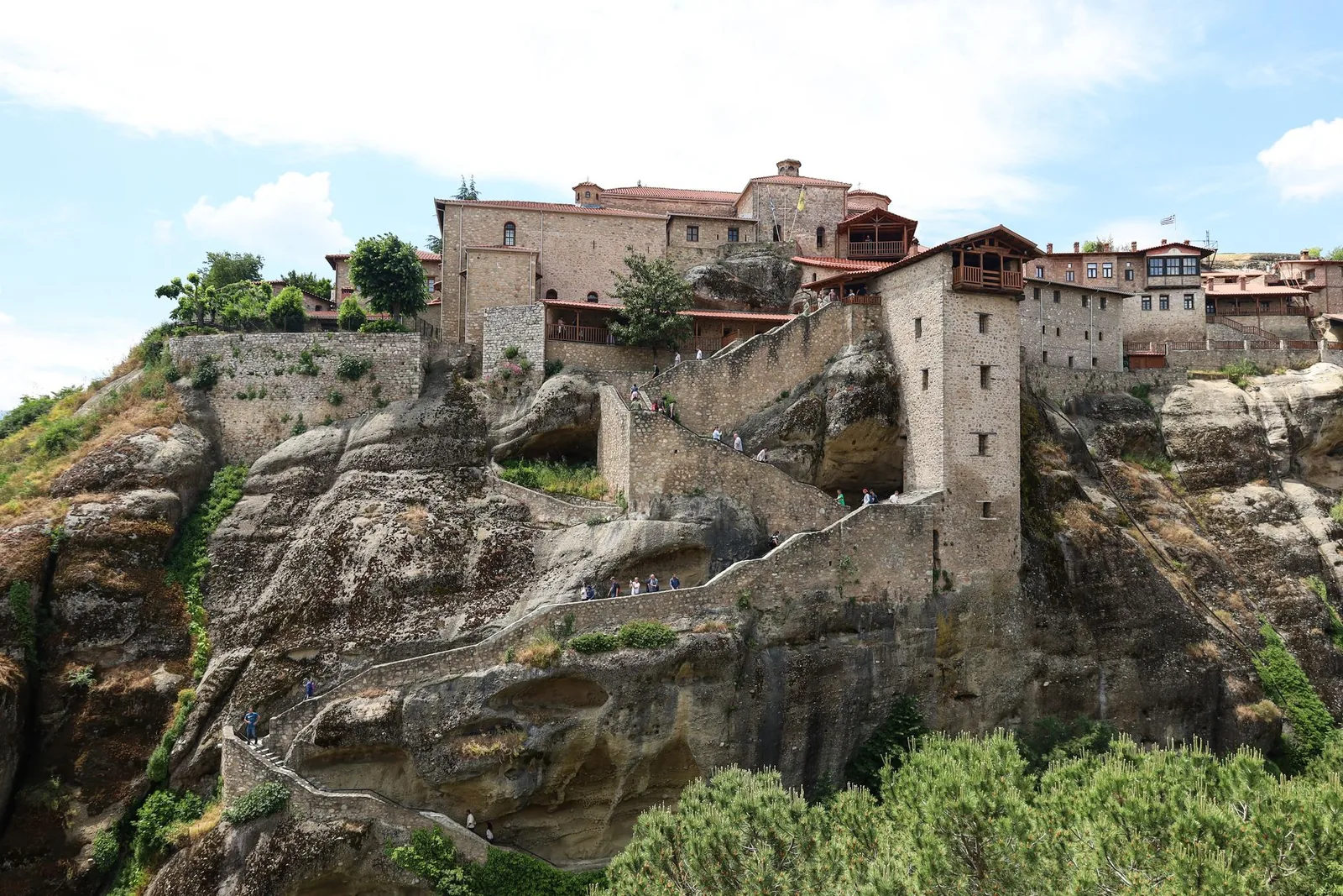 Le monastère du Grand Météore et son escalier taillé dans la falaise, sur le plus haut rocher des Météores