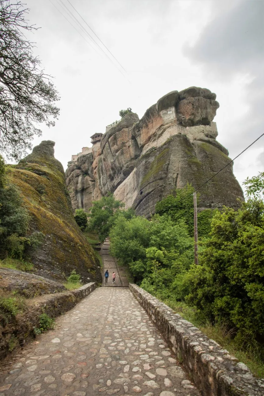 Sentier pavé montant vers les monastères entre les pitons rocheux, depuis le village de Kastraki, aux Météores