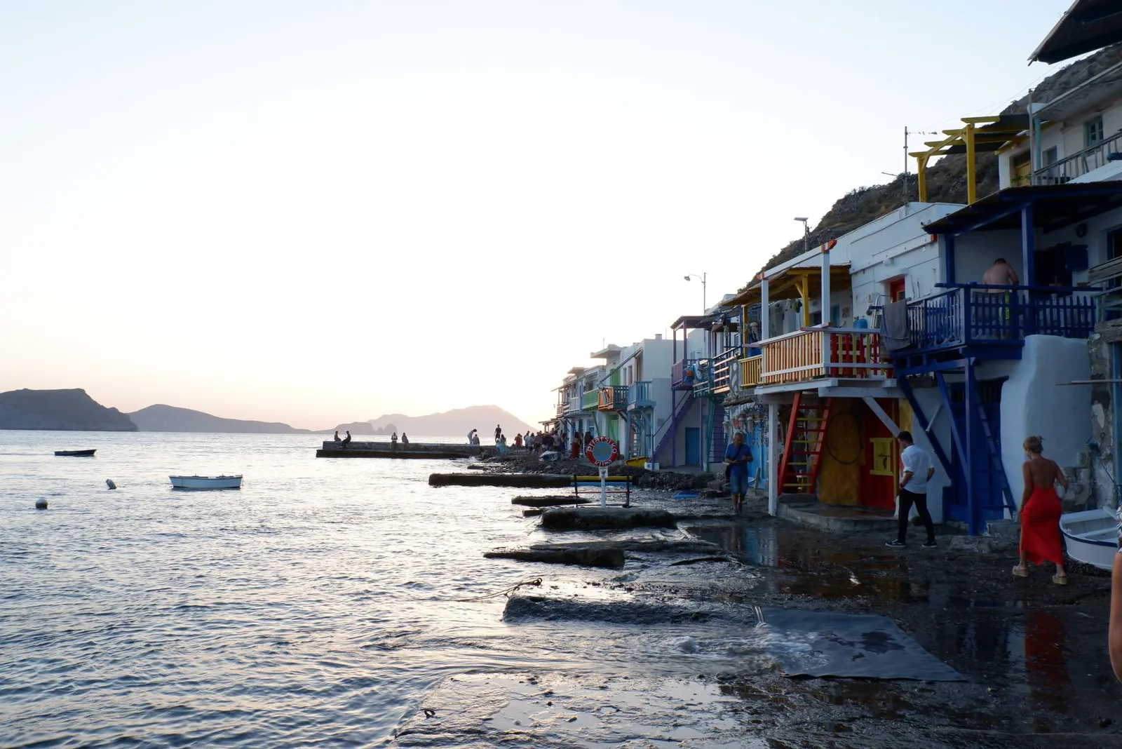 Les syrmata de Klima à Milos, garages à bateaux creusés dans la roche avec leurs portes peintes en rouge, bleu et jaune au ras de l'eau