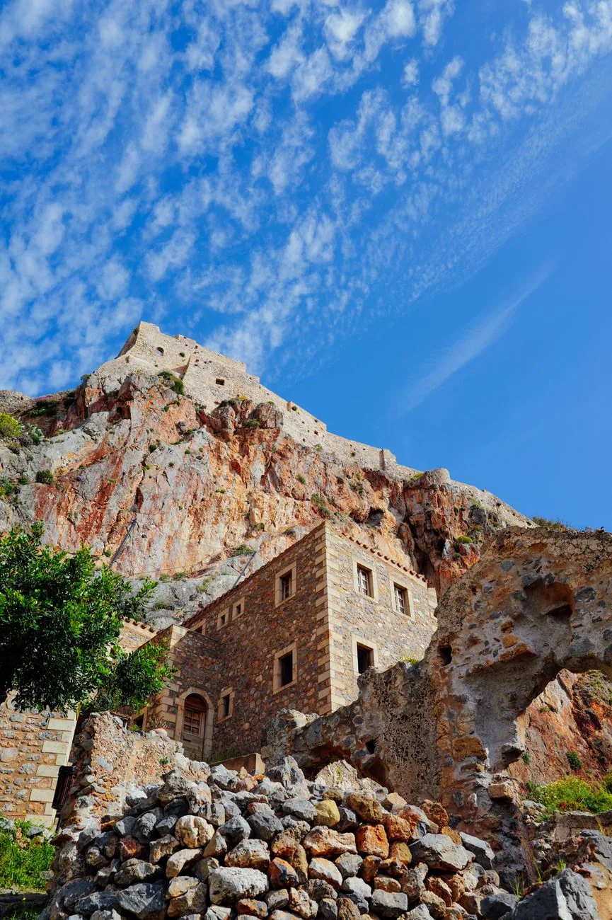 La falaise de Monemvasia et les vestiges de la citadelle du Goulas sur la crête, vus depuis les maisons de la ville basse