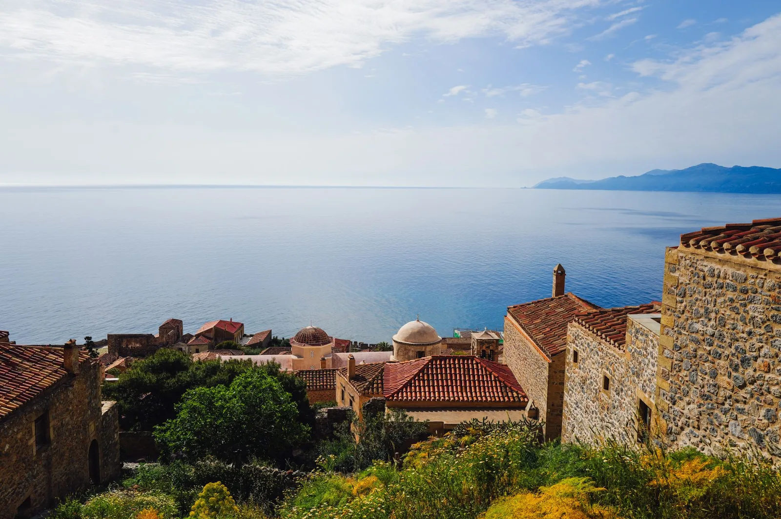 Les toits de tuiles et les coupoles byzantines de la ville basse de Monemvasia face à la mer Égée