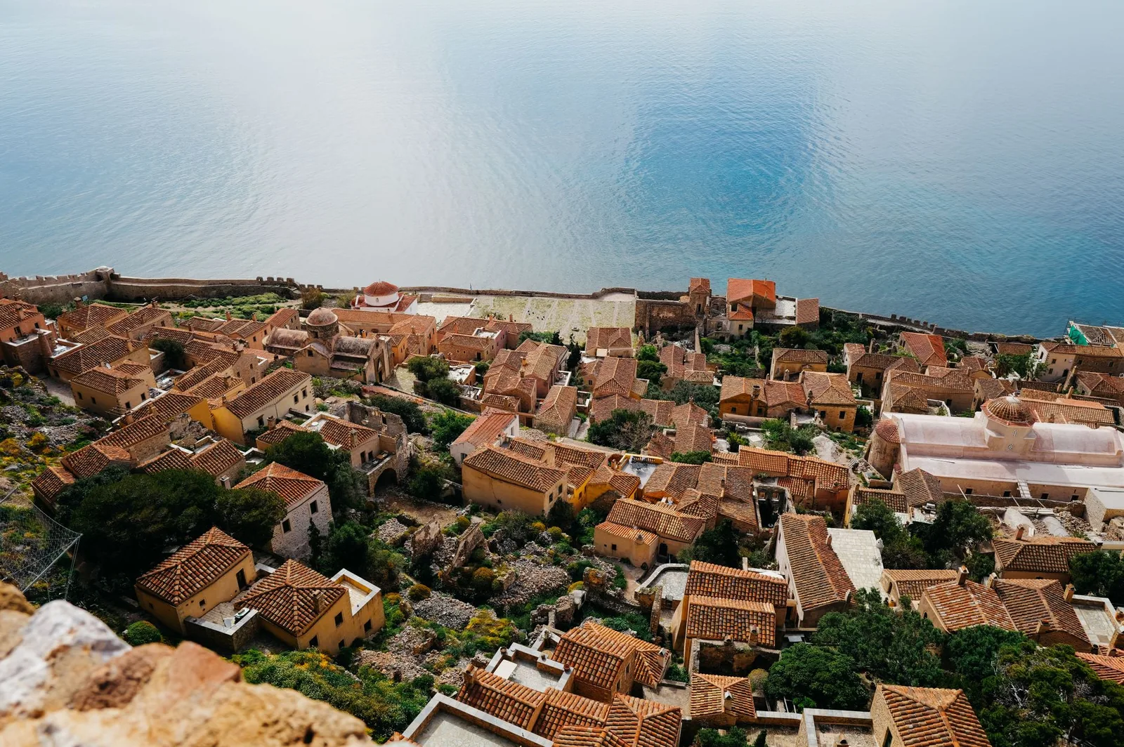 La ville basse de Monemvasia et son rempart sur la mer, vus d'en haut depuis le plateau de la ville haute