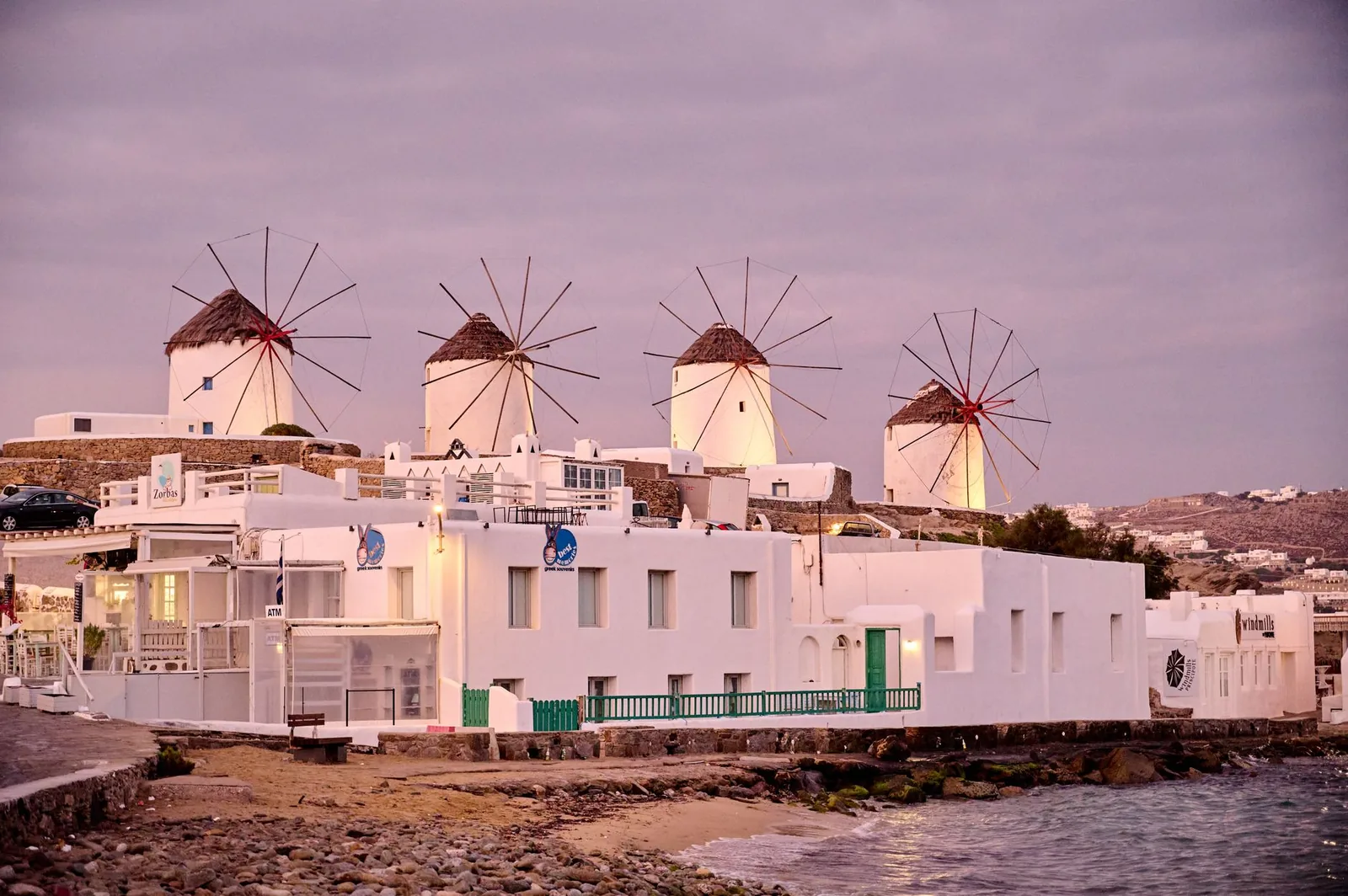Rangée de moulins à vent blancs de Kato Mili au-dessus de Chora à Mykonos au crépuscule