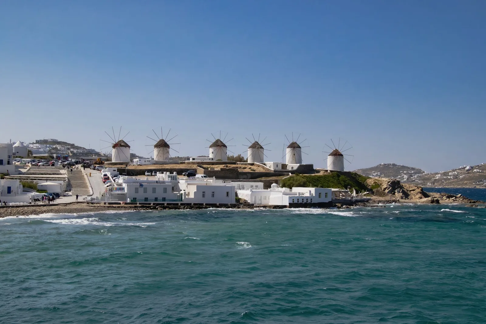 Les moulins à vent de Kato Mili face à la mer, emblème de Mykonos dans les Cyclades
