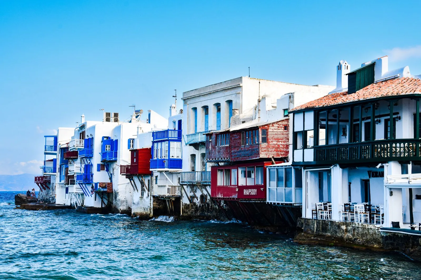 Maisons colorées de la Petite Venise à Mykonos, les balcons de bois surplombant la mer Égée
