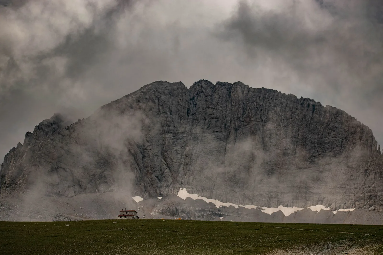 La paroi rocheuse du mont Olympe émergeant des nuages au-dessus du plateau des Muses, en Macédoine grecque