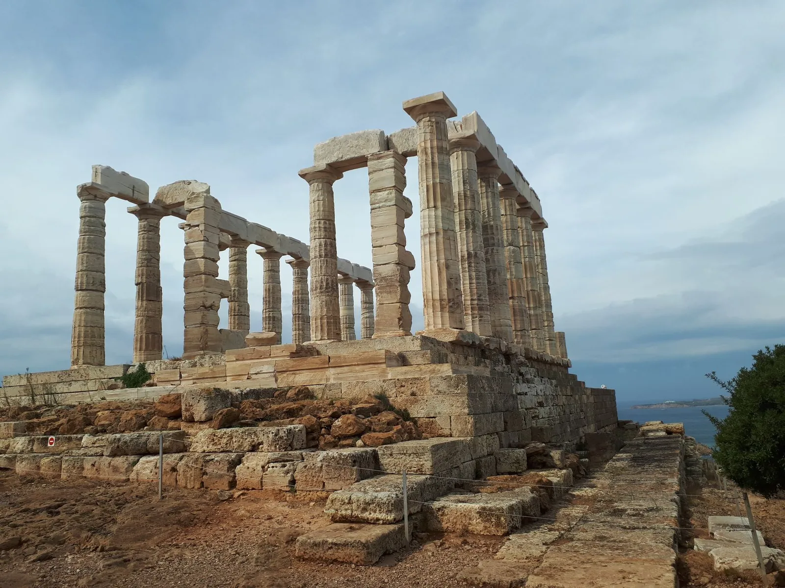 Les colonnes doriques du temple de Poséidon au cap Sounion, dressées sur la falaise face à la mer Égée
