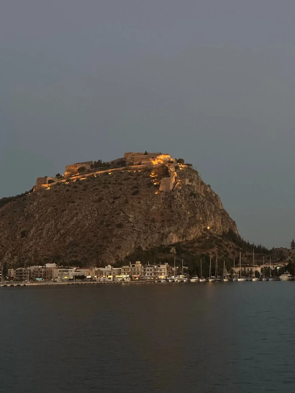 La forteresse de Palamède illuminée au crépuscule au-dessus du port et des voiliers de Nauplie