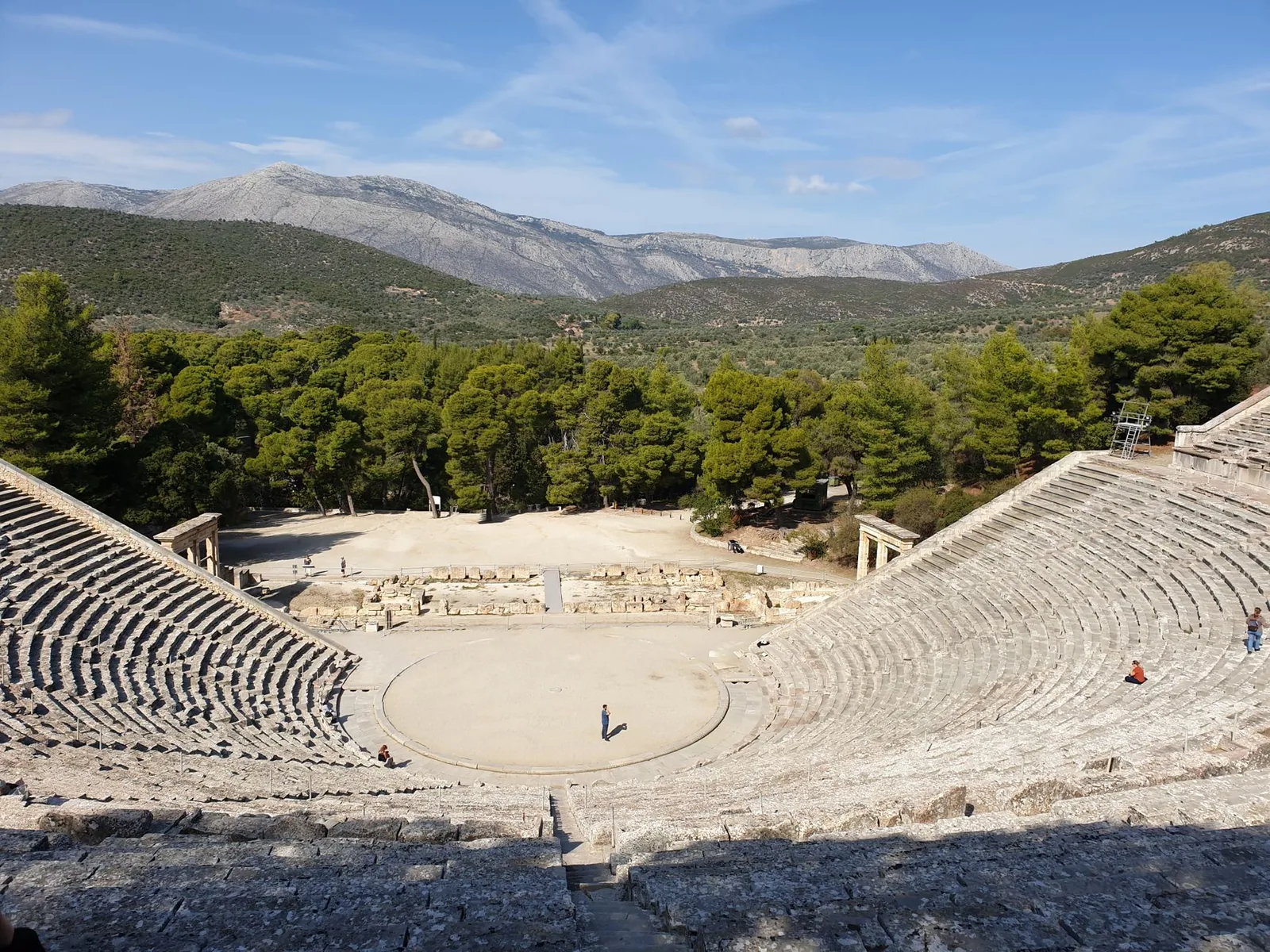 Le théâtre antique d'Épidaure et ses gradins de pierre face aux montagnes d'Argolide, à 40 minutes de Nauplie