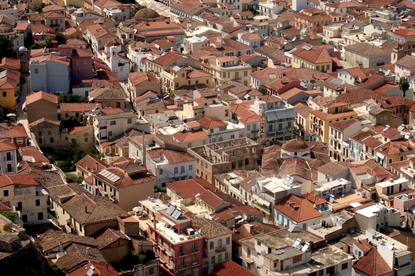Les toits de tuiles orange et les façades néoclassiques colorées de la vieille ville de Nauplie, vus depuis les hauteurs