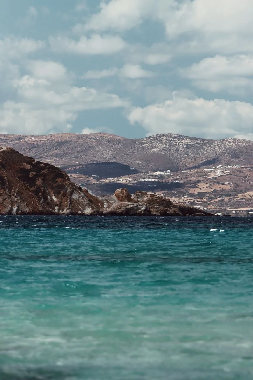 Petite crique isolée à l'eau turquoise sur la côte sud de Naxos, accessible en bateau