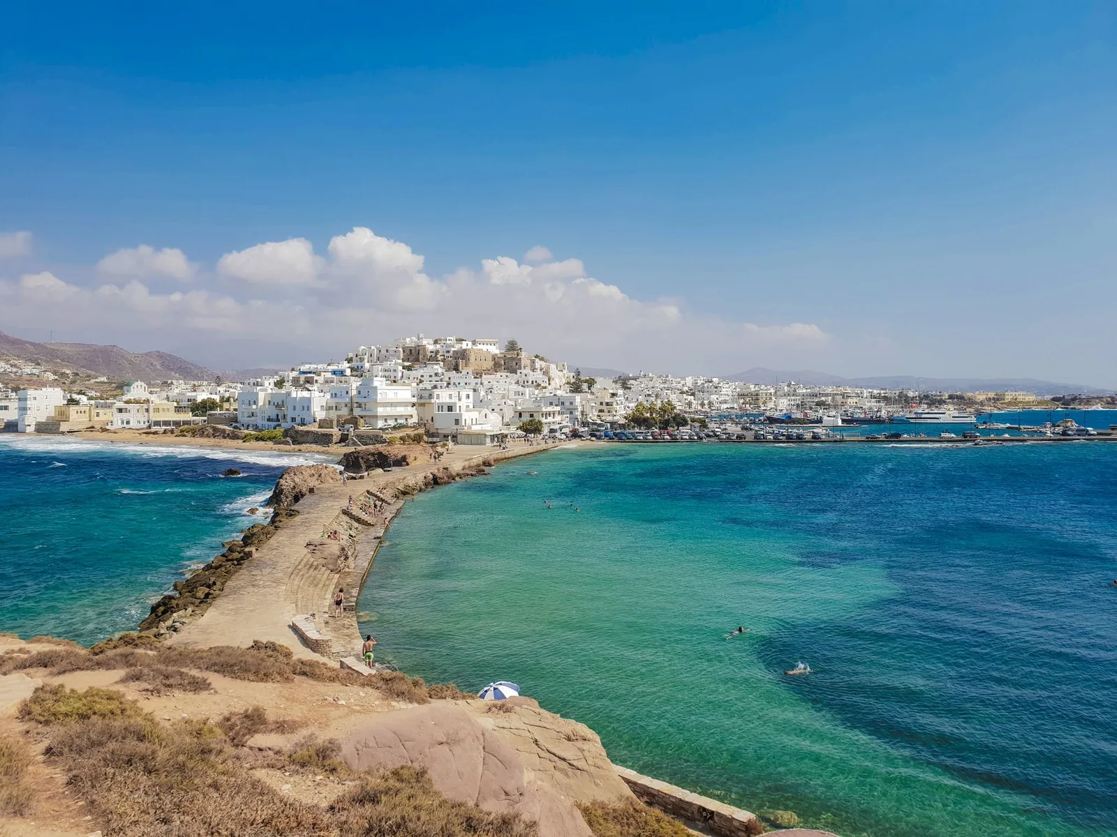 Front de mer et port de la Chora de Naxos, avec ses maisons et ses barques au coucher du soleil