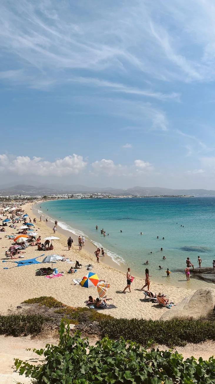 Sable blond et eau turquoise peu profonde de la plage d'Agios Prokopios sur la côte ouest de Naxos