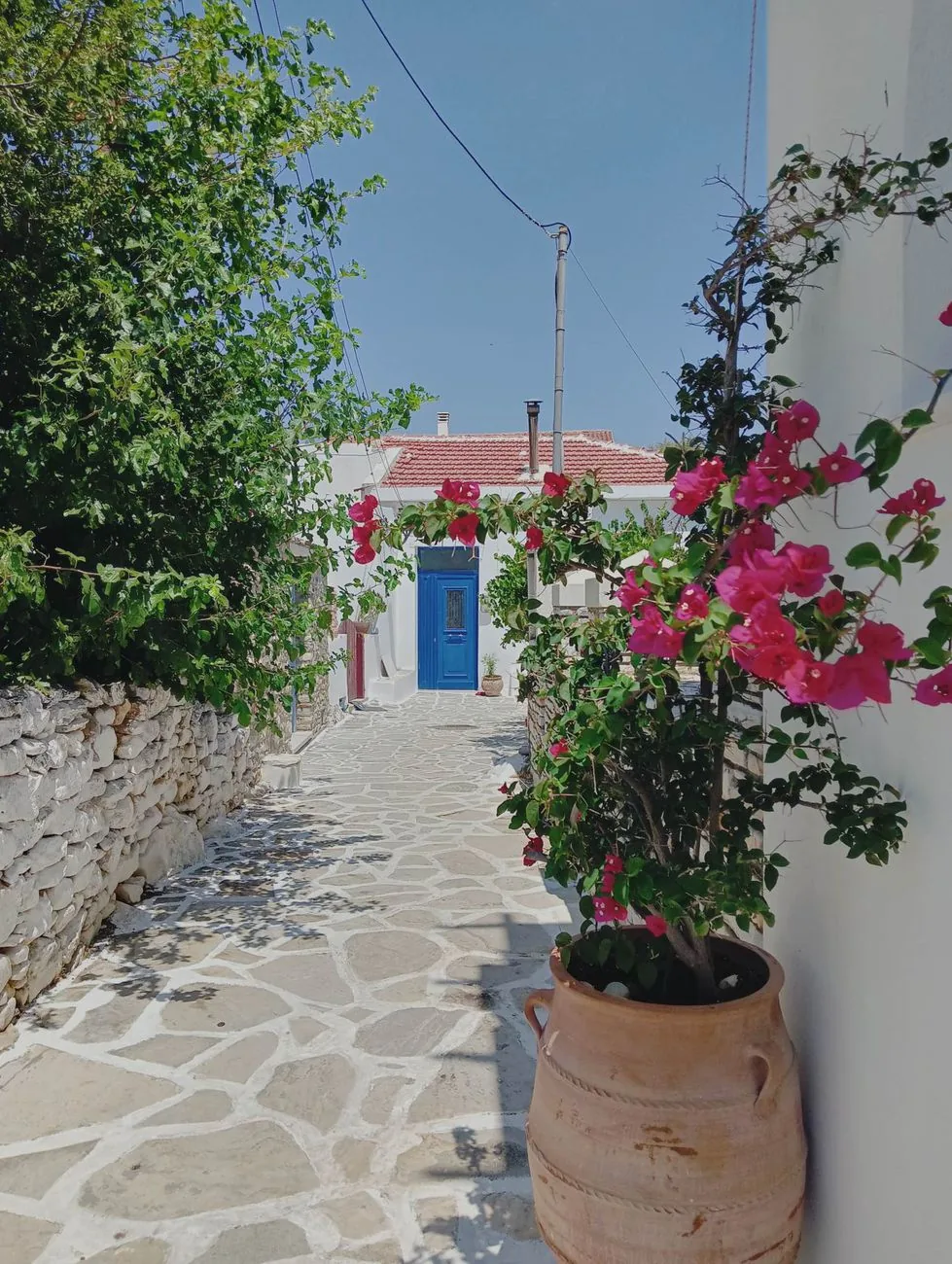 Ruelles de marbre et maisons de pierre du village d'Apiranthos, dans les montagnes de Naxos