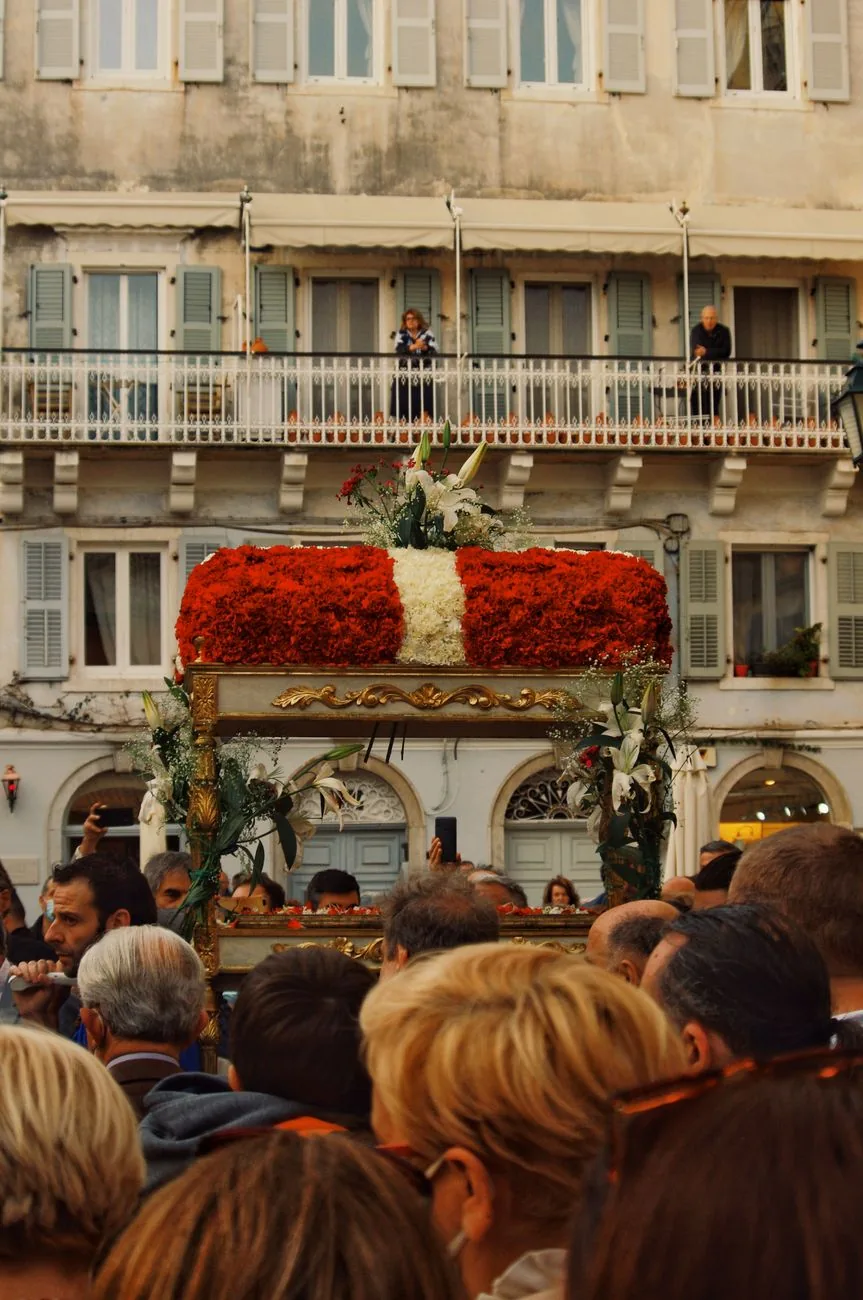 Épitaphe fleuri de rouge et blanc porté en procession dans les rues de Corfou pendant la Semaine Sainte grecque