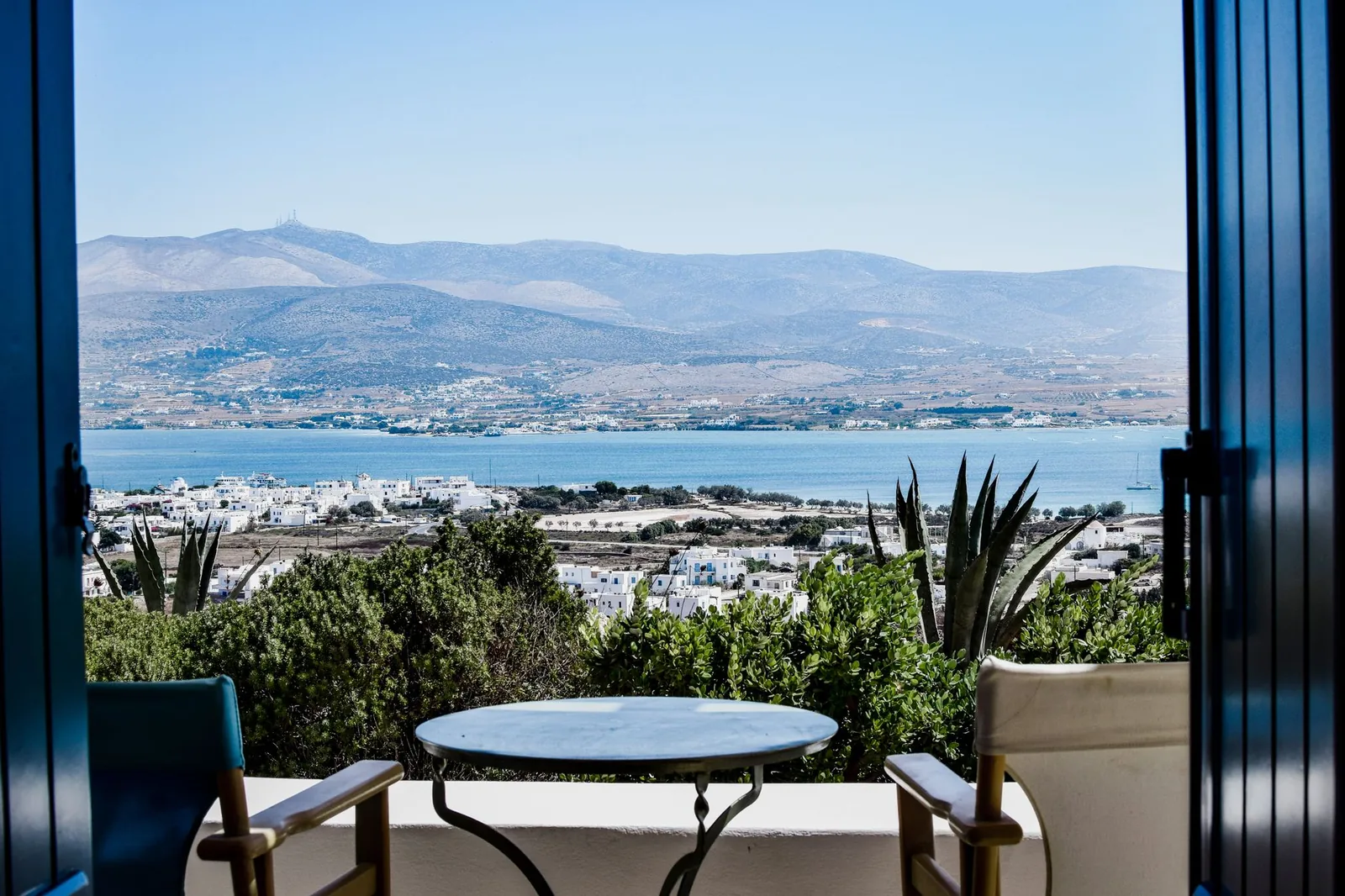 Vue depuis les hauteurs sur le détroit entre Paros et Antiparos, avec le village blanc et la mer Égée