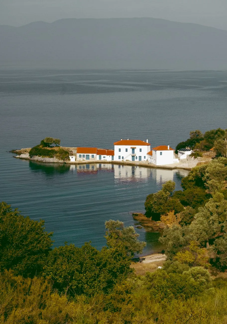 Hameau de quelques maisons blanches posé sur une pointe du golfe Pagasitique, dans le sud du Pélion, entouré d'une eau parfaitement calme