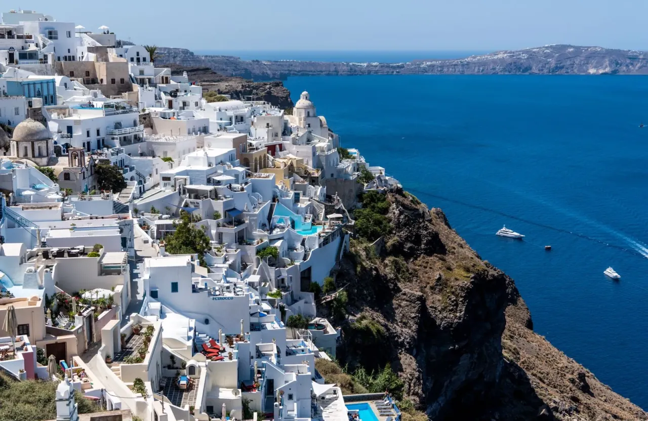 Village grec avec maisons blanches et mer bleue à Santorin