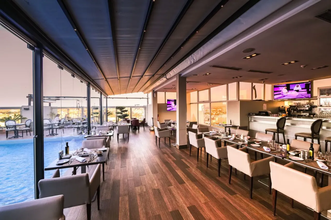 Plats grecs servis dans un restaurant avec vue sur la mer