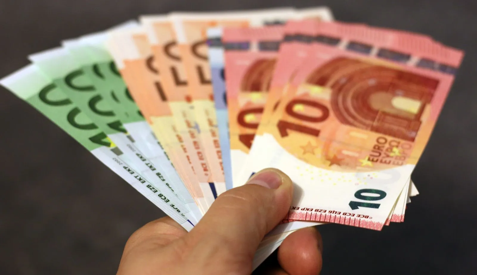 Billets et pièces en euros sur une table