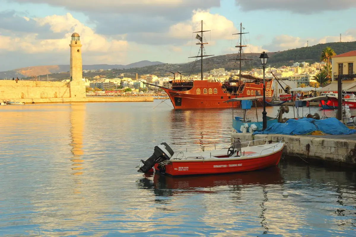 Le port vénitien et le phare de Réthymnon