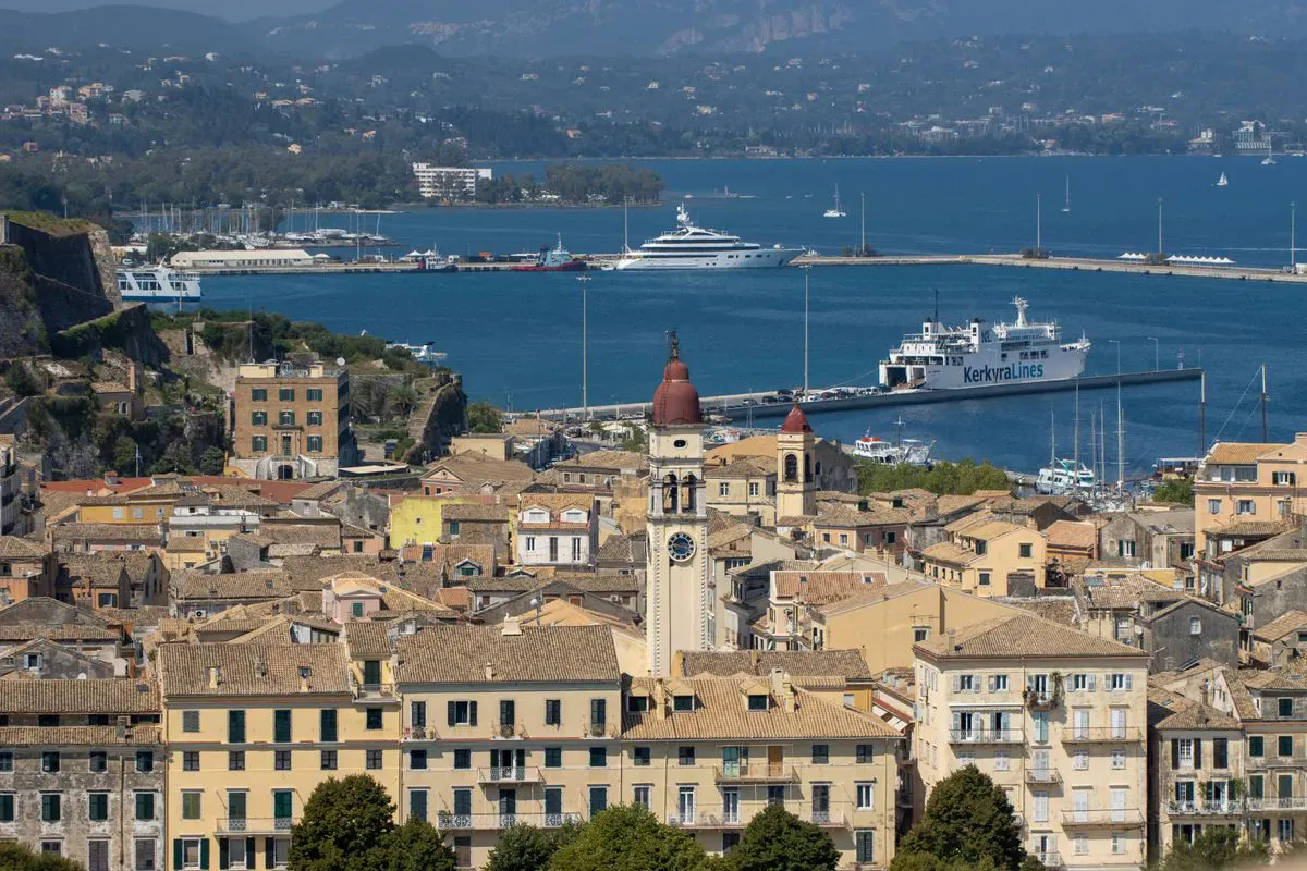 Vue aérienne de la vieille ville de Corfou et son port