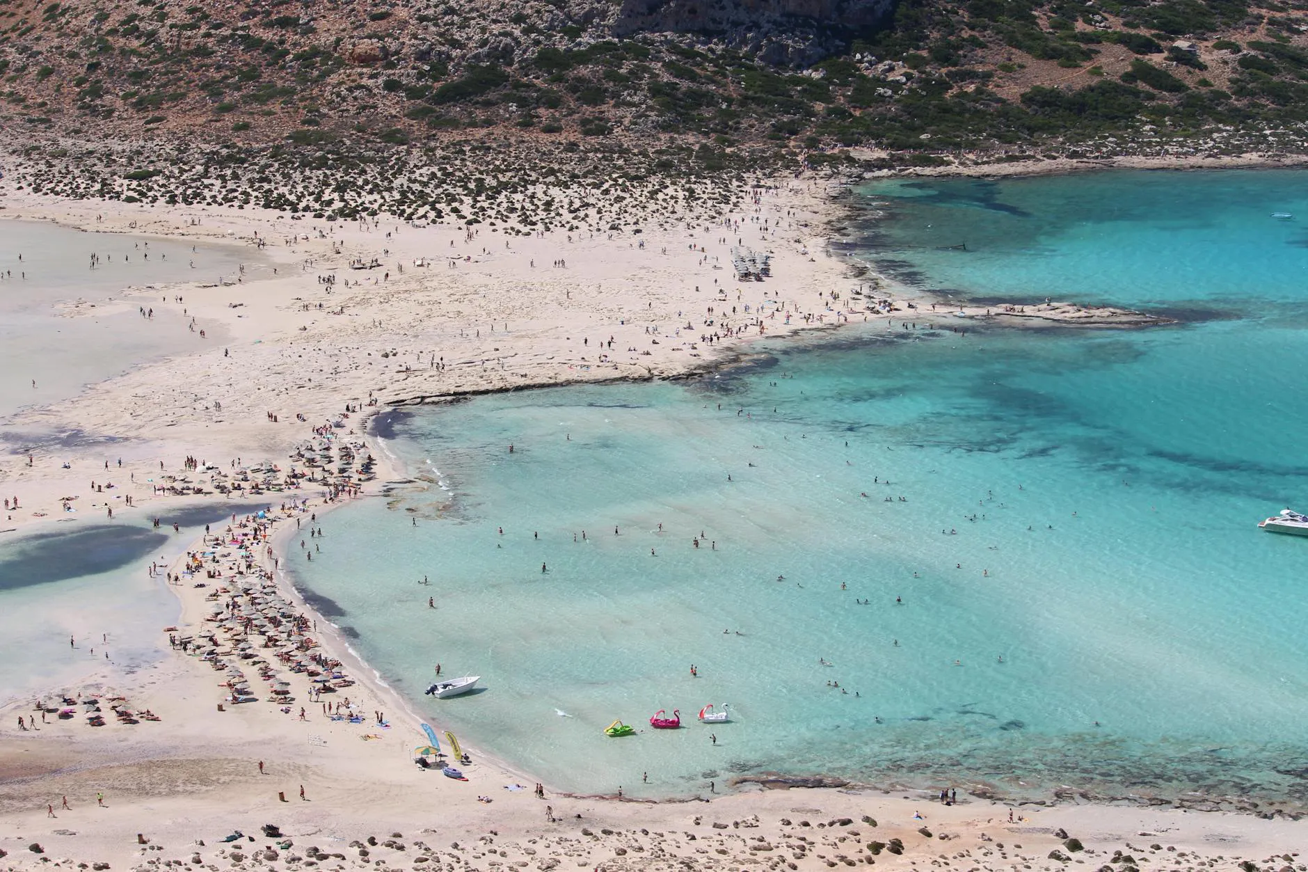 Plage aux eaux turquoise en Crète vue depuis les hauteurs