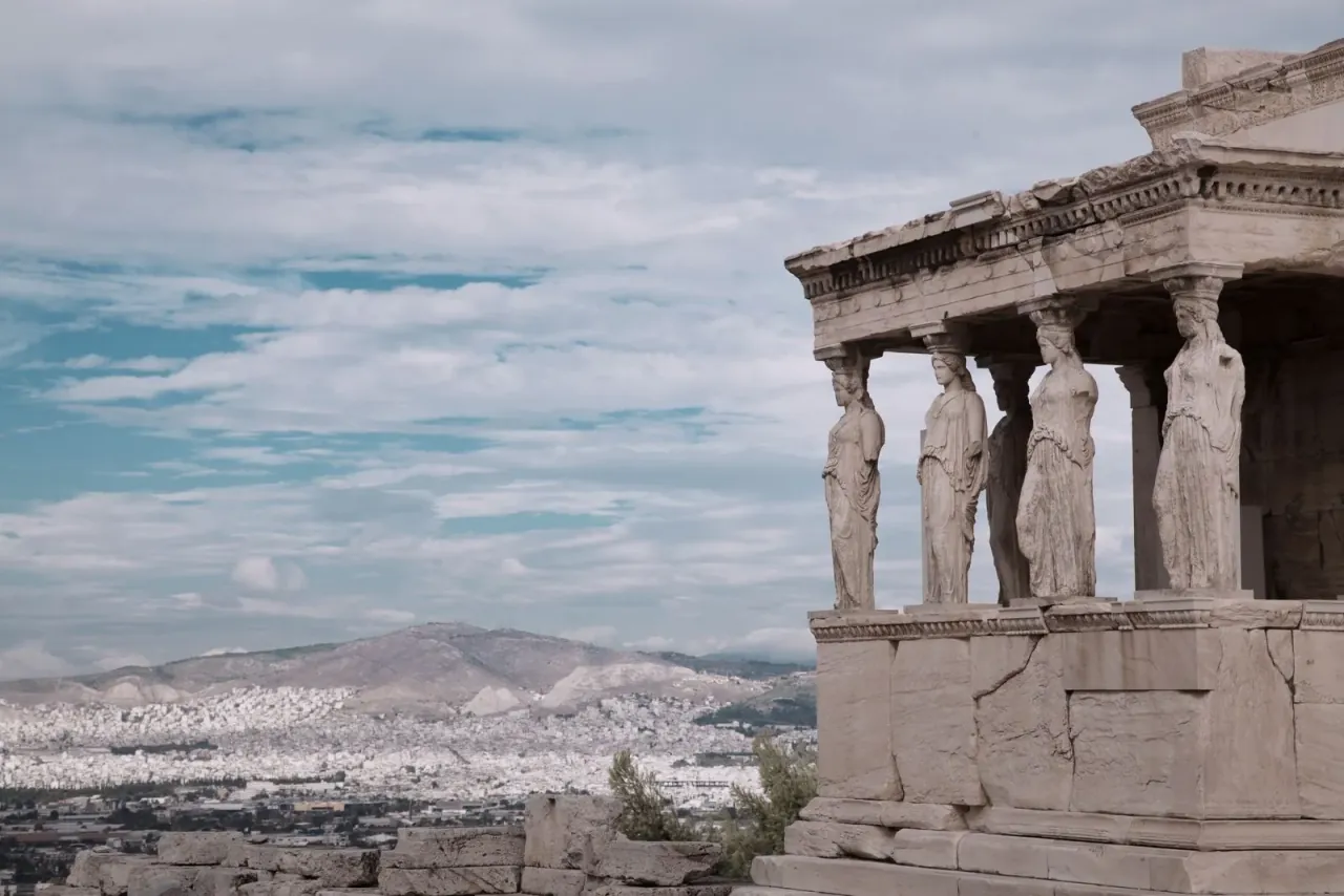 Vue du Parthénon et de l'Acropole avec les bâtiments d'Athènes en contrebas
