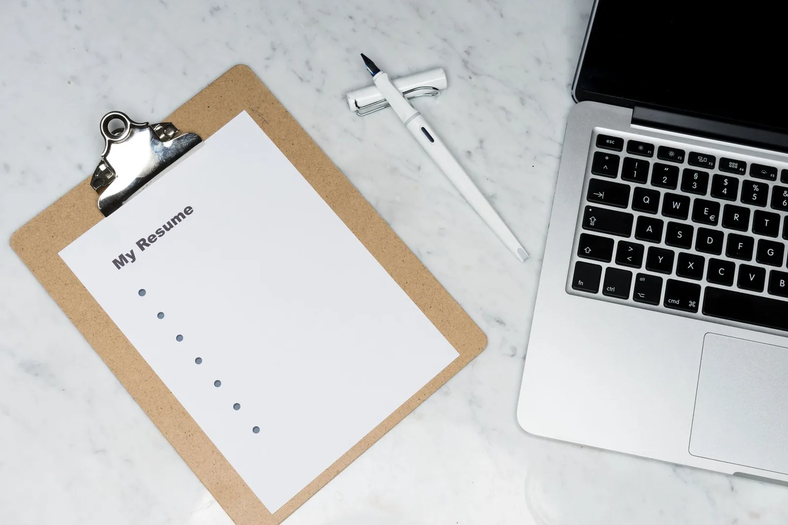 CV et ordinateur portable préparés pour une candidature en Grèce