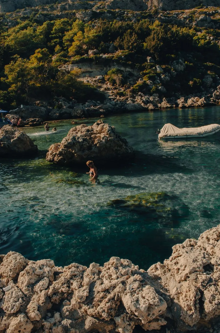Eaux turquoise et rochers de la baie d'Anthony Quinn sur la côte est de Rhodes