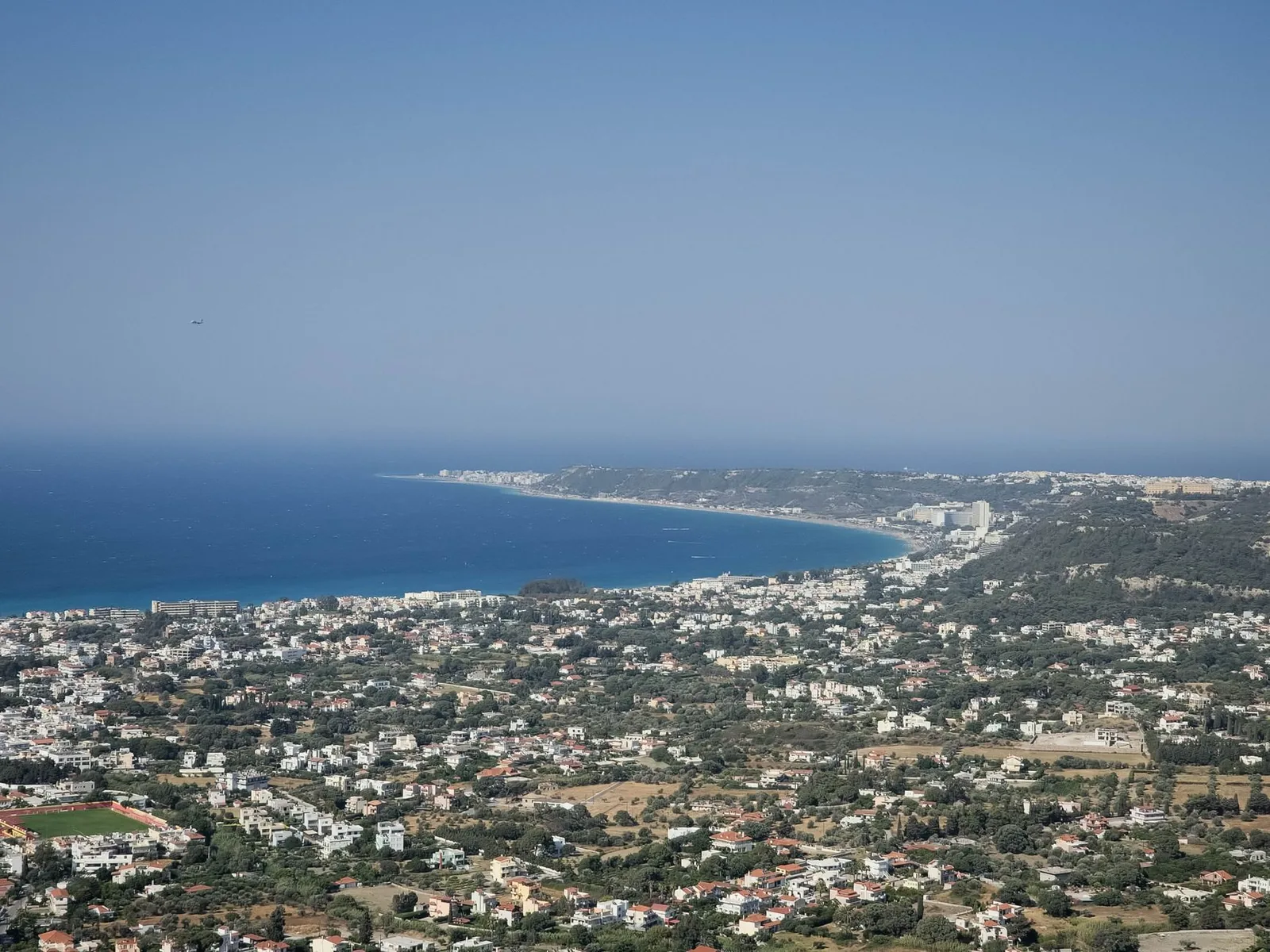 La longue baie hôtelière d'Ixia et Ialyssos, sur la côte ouest de Rhodes