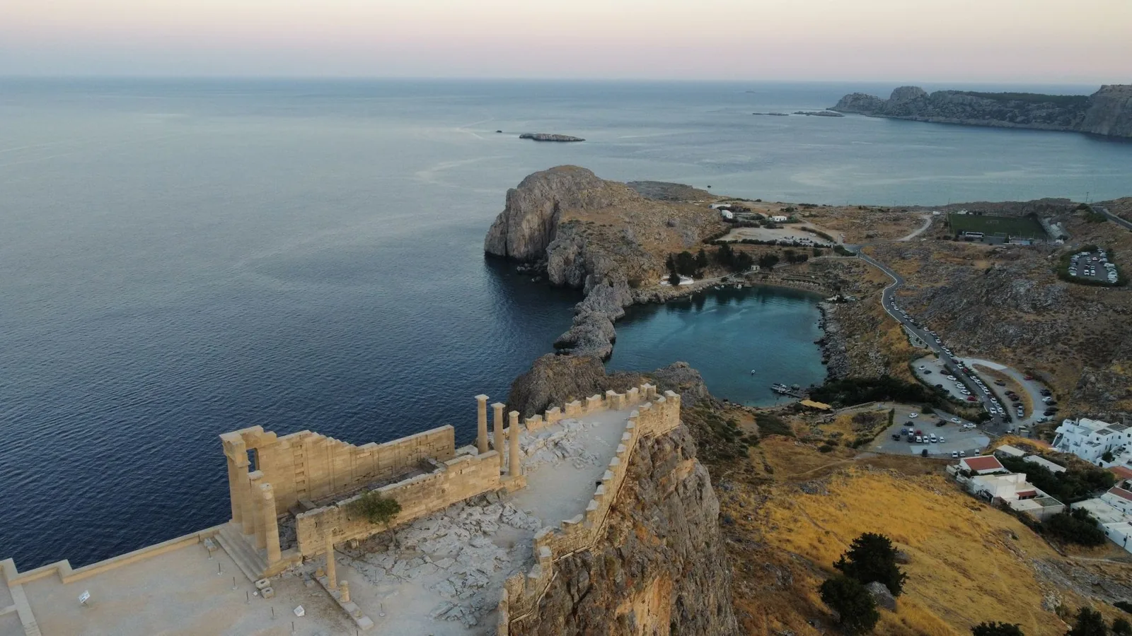 Acropole de Lindos perchée sur sa falaise au-dessus de la baie de Saint-Paul à Rhodes