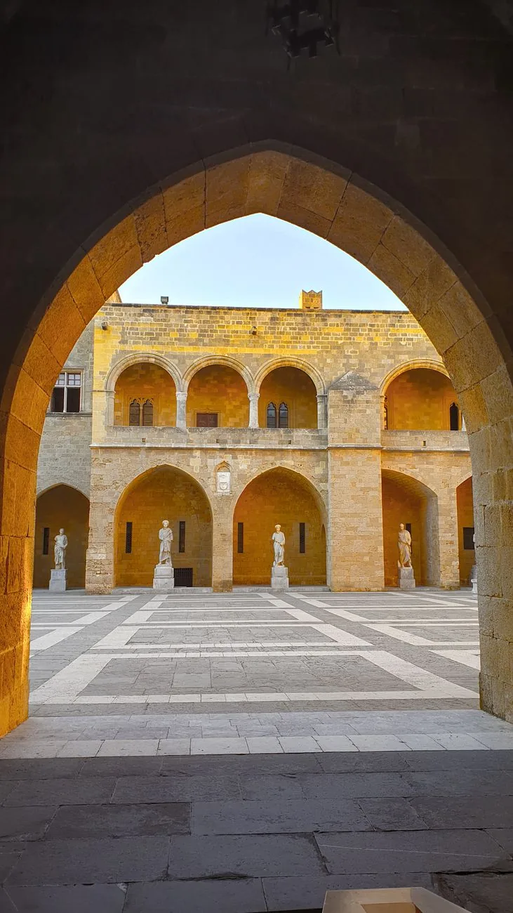 Cour intérieure à arcades gothiques du Palais des Grands Maîtres à Rhodes