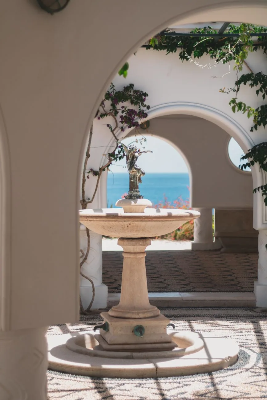 Rotonde blanche et fontaine des thermes de Kallithéa à Rhodes, face à la mer