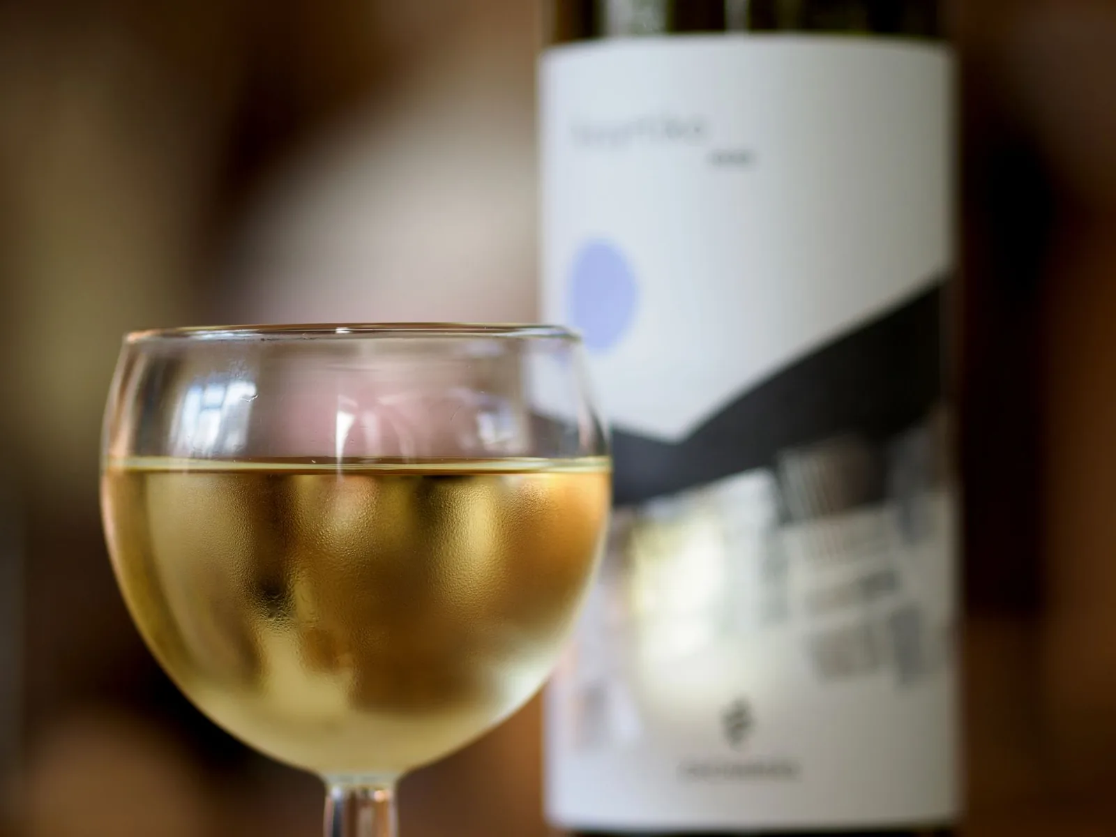 Verre de vin blanc Assyrtiko de Santorin lors d'une dégustation