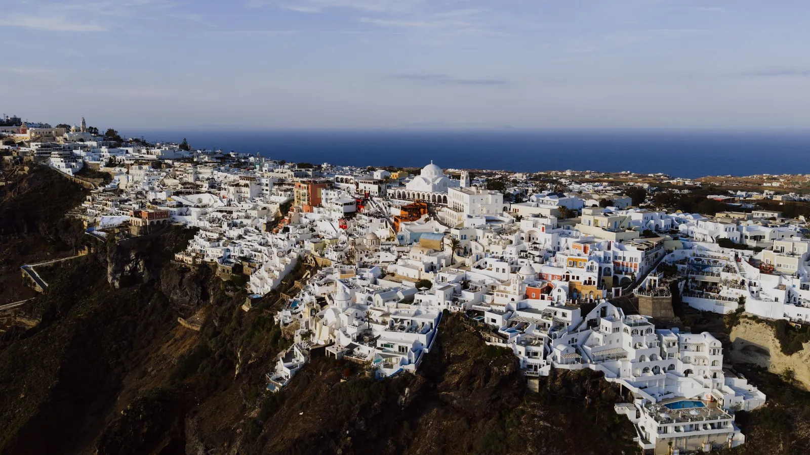 Vue aérienne de Fira, la capitale de Santorin, accrochée au bord de la caldeira
